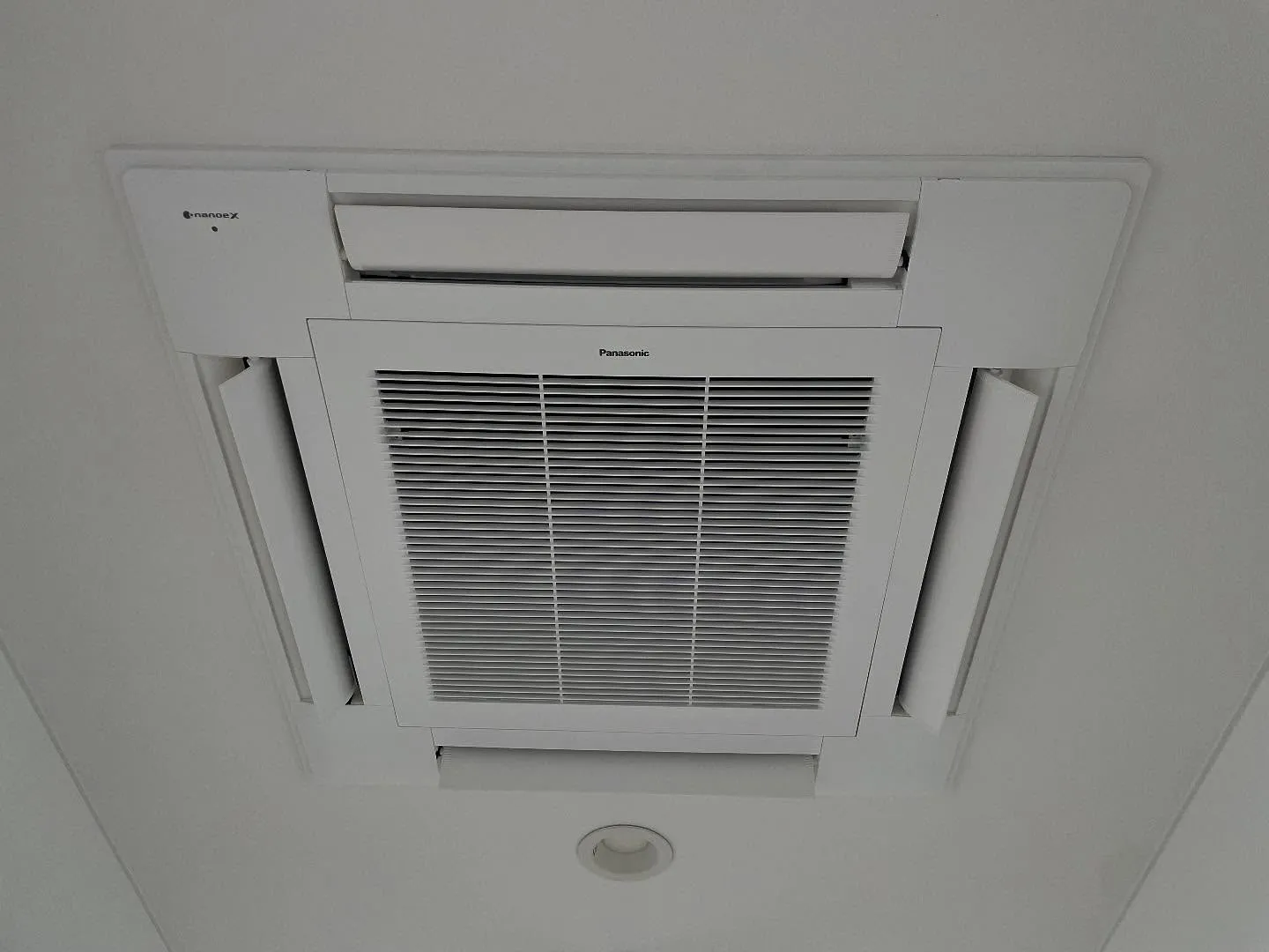 今日のお仕事は、某大手メーカー様から御依頼の器具付けの仕上げ...