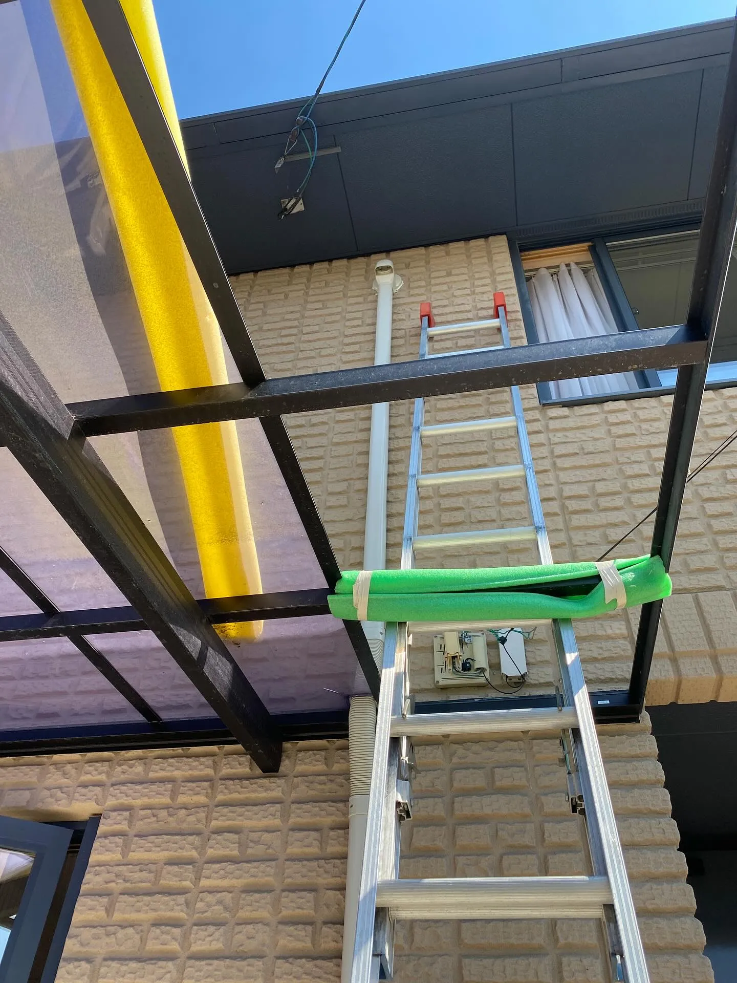 カーポートの上にエアコンの穴がある場合、取り外し・取付工事の...