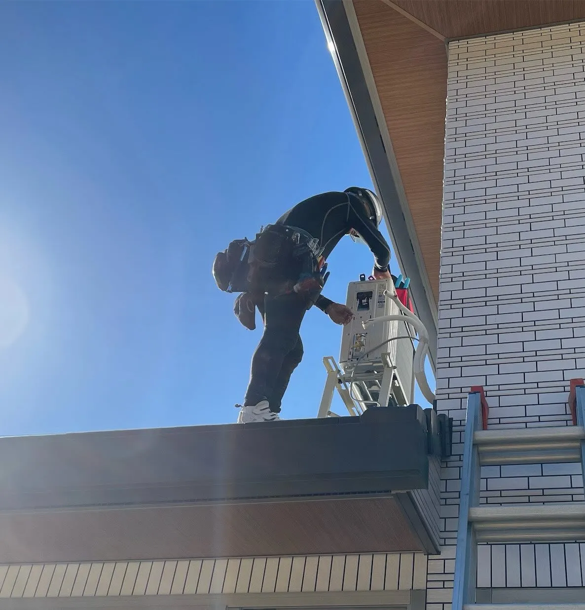 屋根の上に室外機架台設置
