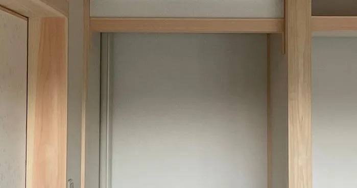 室内のエアコンの配管などを綺麗に隠すには?