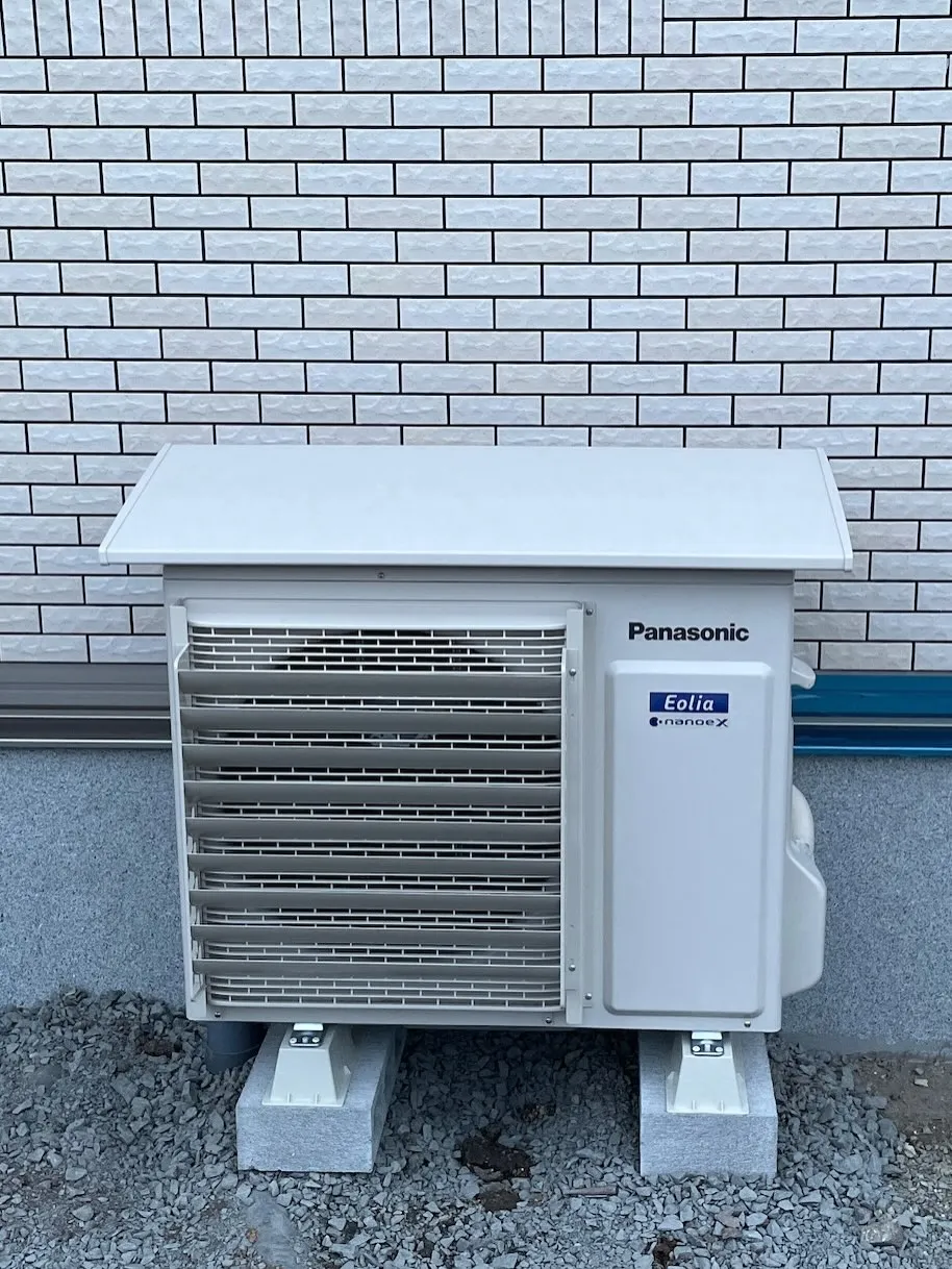 【なぜ室外機に風向調整羽を付けるの？】