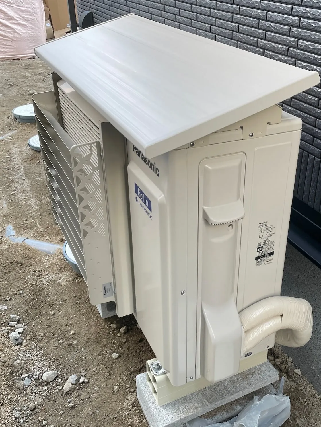 【なぜ室外機に風向調整羽を付けるの？】