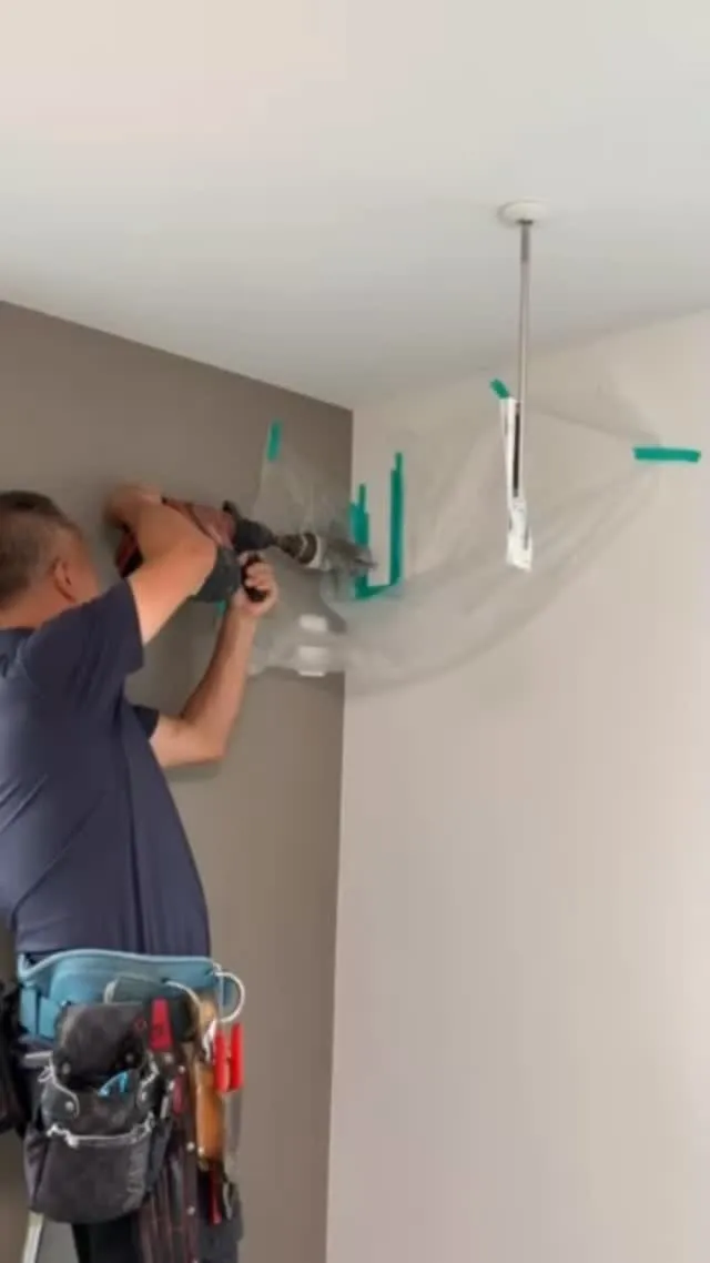 新築の家にエアコンの穴をあける瞬間